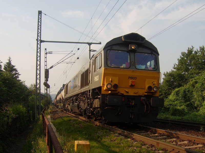 Eine Class 66 mit einem sehr langen Containerganzzug in Knigswinter.