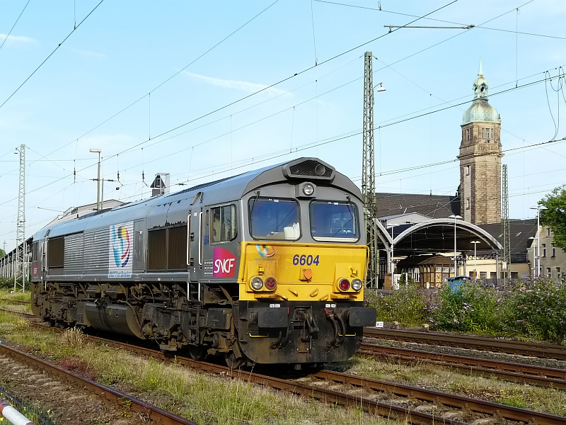Eine Class 66 steht abgestellt vor dem Krefelder Hauptbahnhof. Das Bild stammt vom 3.08.2009