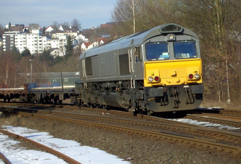 Eine Class 66 zieht am 19.2.09 einen leeren Gterzug aus dem Bahnhof Arnsberg.