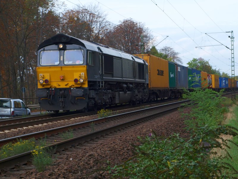 Eine Class66 ohne Kennung zieht einen Containerzug auf der rechten Rheinstrecke bei Bahnkilometer 117,9 Richtung Sden