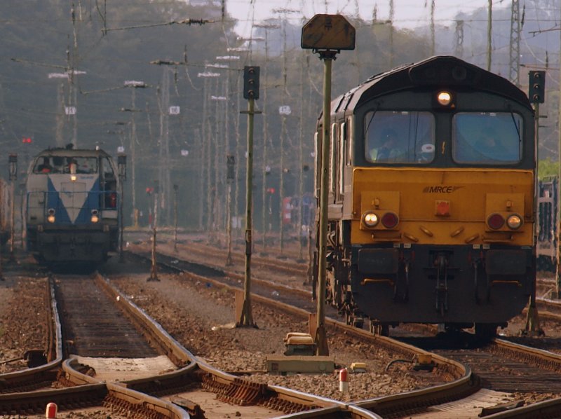 Eine Class66 steht in Aachen West vor einem roten Signal. Im Hintergrund ist Lok V 105  Sally  der Rurtalbahn zu sehen. 