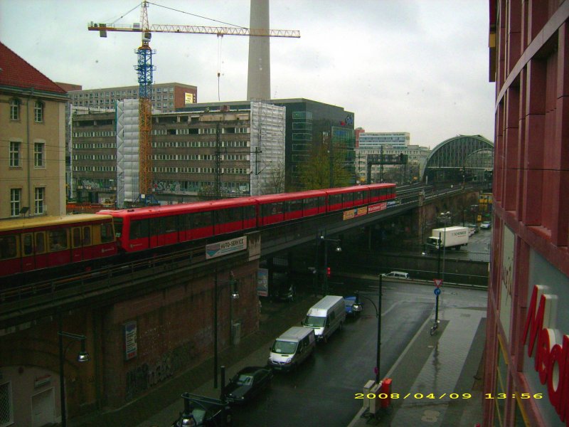 Eine  Cola-Dose  der Baureihe 485 fhrt am 09.04.08 in den Bahnhof Berlin-Alexanderplatz ein. Fotografiert aus dem ALEXA-Einkaufszentrum. 