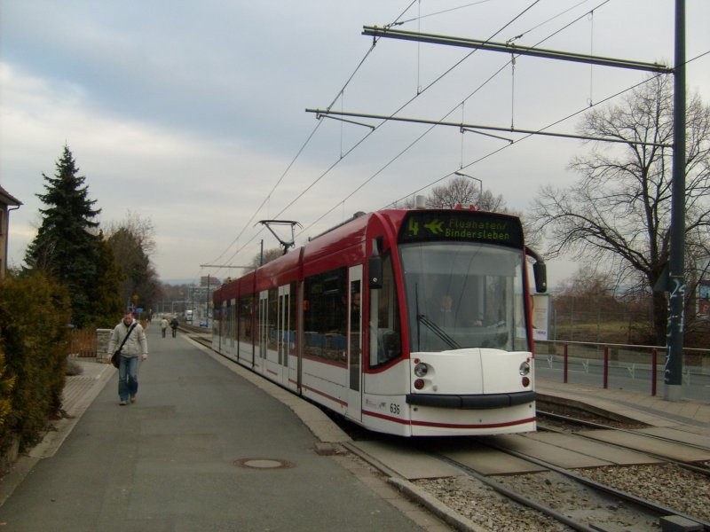 Eine Combino-Straenbahn in Erfurt an der Hst. Binderslebener Landstrae