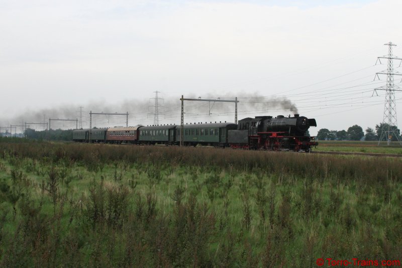 Eine Dampflok (23 023)von der SSN is gerade unterwegs nach Zwolle bei einem bewolkten himmel. Wijster 25-09-2006 