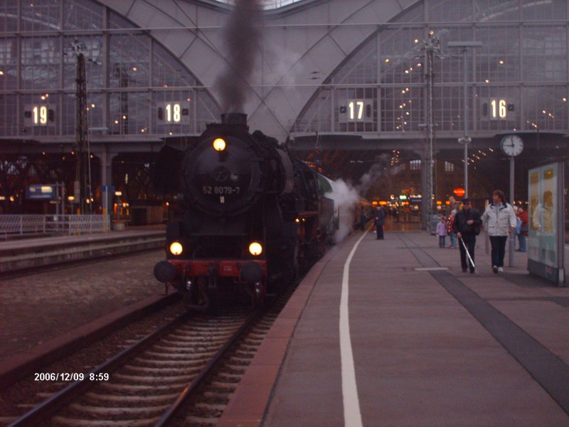 Eine Dampflok der Baureihe 52 bespannte am 09.12.2006 einen Sonderzug von Leipzig Hbf. Wohin wei ich nicht. Planmige Abfahrtszeit war 9 Uhr in die Frhe. Wer will, dem kann ich ein Video schicken, wie dieser Sonderzug losgefahren ist. Meldet euch, indem ihr eine Mail schickt an intercity2457@yahoo.de .