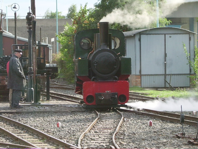 Eine Dampflok beim Umsetzen in Bahnhofs- und Bwgelnde. 