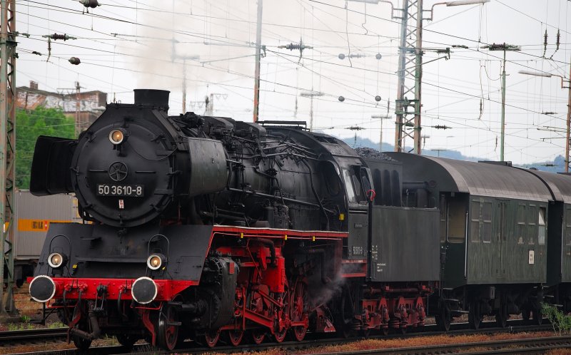 Eine Dampflok der BR 50 3610-8 bei einer Sonderfahrt. Die Fahrt endete hier am Bahnhof in Hagen-Vorhalle wegen eines technischen Defekts. Die BR 50 wurde sp�ter mit einer Diesellok abgeschleppt.