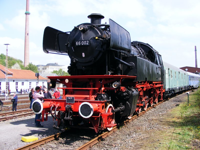 Eine Dampflok der DB-Baureihe 66 im Eisenbahnmuseum Bochum-Dalhausen am 19. April 2009.