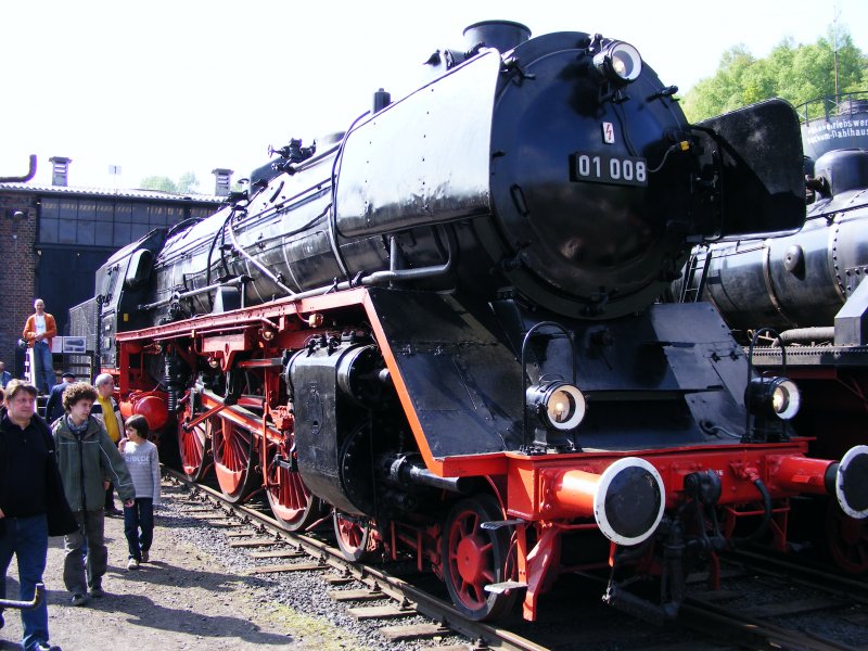 Eine Dampflok der DR-Baureihe 01 im Eisenbahnmuseum Bochum-Dalhausen am 19. April 2009.