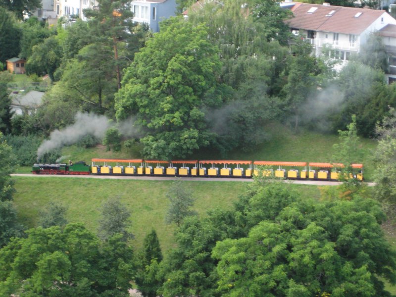 Eine der Dampfloks Tatzelwurm und Springerle mit fnf Personenwagen auf dem Rundkurs durch den Killesberger Hhenpark. (24.August 2008)