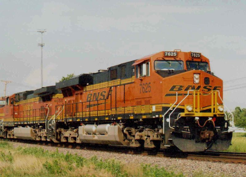 Eine Dash-9 der BNSF mit dem aktuellsten Design des Firmenlogos durchfhrt Rose Hill, KS mit einem Gterzug in Richtung Sden. (05.2006)
PS: Leider ist die Qualitt des Bildes nicht hervorragend, da es sich um ein eingescanntes Papierbild handelt!!!!