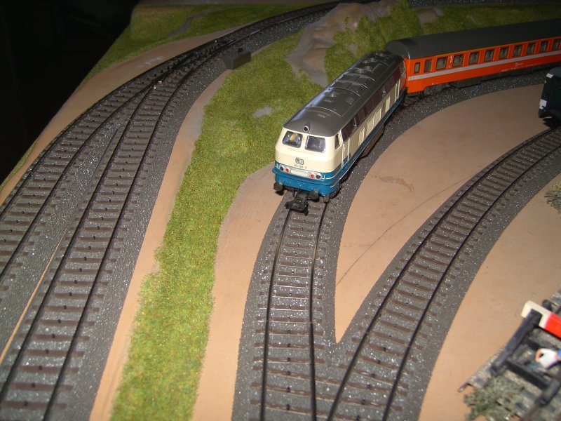 Eine DB 216 mit einem DB/BB/SBB EC bei der einfahrt in den Bahnhof.