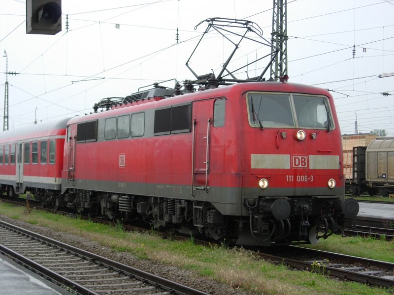 Eine Db Br 111 mit einem Regionalzug von Berchtesgaden ber Freilassing und Salzburg nach Saalfelden. Gesehen in Freilassing am 12.06.06