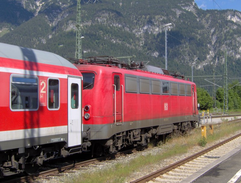 Eine DB BR 111 steht mit ihrem Interregio von Innsbruck nach Mnchen Hauptbahnhof in Garmisch-Partenkirchen. Sommer 2007 
Es verkehren stndliche IR von Innsbruck Hbf, Martinswand, Seefeld, Klais, Garmisch-Partenkirchen, Murnau, Stamberg, Mnchen.
Die KarwendelBahn ist eine besondere Alpenbahn, da sie auf sterreichischer Seite eine grosse Felswand durchqueren muss. Es ergeben sich sehr schne Bilder auf das Inntal.   Fr mich, eine der schnsten Gebirgsbahnen der Welt..