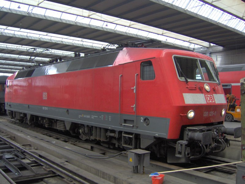 Eine DB BR 120 ist gerade mit einem IC aus Kln in Mnchen Hauptbahnhof angekommen. Am 20.10.06 im Mnchner Hauptbahnhof