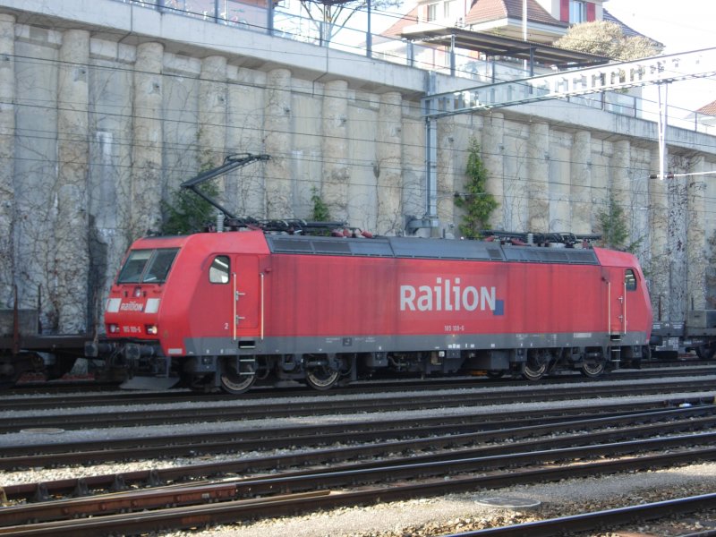 Eine DB Br 185 steht zu Probefahrten im Bahnhof Spiez.  28.11.07