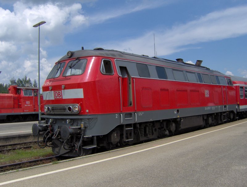 Eine DB BR 218 sthet mit einem Regio Express nach Augsburg abfahrtbereit in Kempten . Am 12.06.07