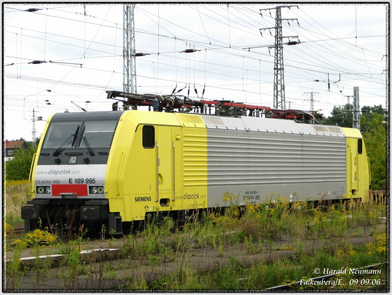 Eine der von DB Railion angemieteten Loks (189 995) wartet abgestellt im Poststummel von Falkenberg auf ihre Aufgaben. 09.09.06