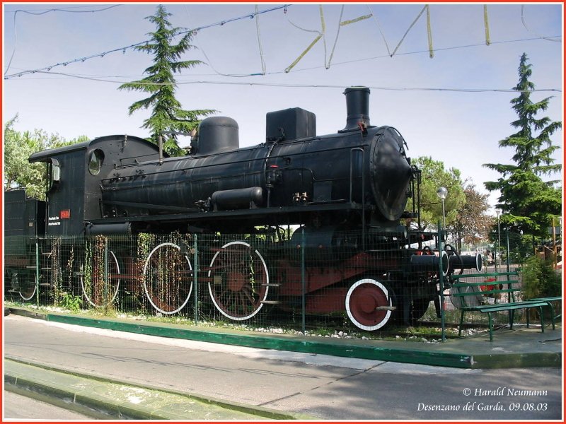 Eine Denkmallok beim Urlaub in Italien entdeckt. Nicht sehr fotogen aufgestellte 625 076 in Desenzano del Garda unweit des Hafens.
