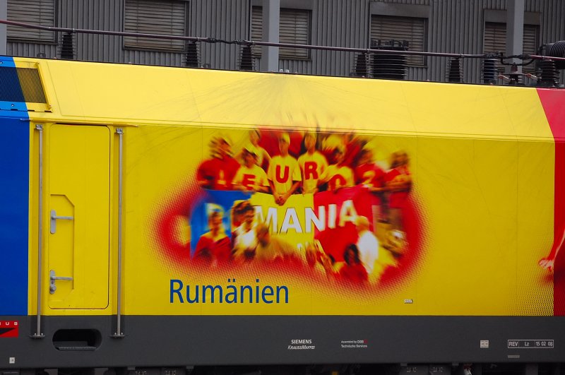 Eine Detailaufnahme des  Rumnien-Taurus .  EUROMANIA , das Motto der EM. Hoffen wir auf viele interessante, friedliche Spiele.