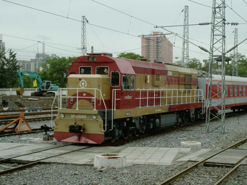 Eine DF7G auf Rangierfahrt im Pekinger Westbahnhof 北京西站. Hoffentlich knnt Ihr diese Zeichen lesen