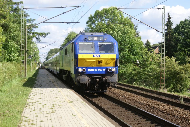 Eine Di 6 (DE 2700-09)mit einer NOB nach Westerland in Prisdorf am 17.05.2007 