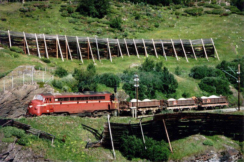 Eine Di3 der NSB berquert im August 1983 mit einem kurzen Schotterzug das Dovrefjell bei Kongsvoll (Strecke Trondheim-Oslo).