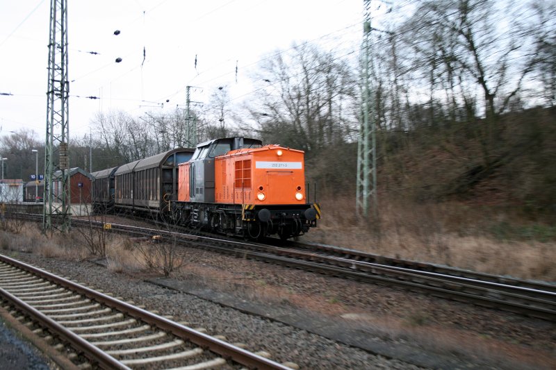 Eine Diesellok der Baureihe 202 271-3 einer Pivatbahn bei der Durchfahrt auf Gleis 12 in Eichenberg am 28.12.2007.