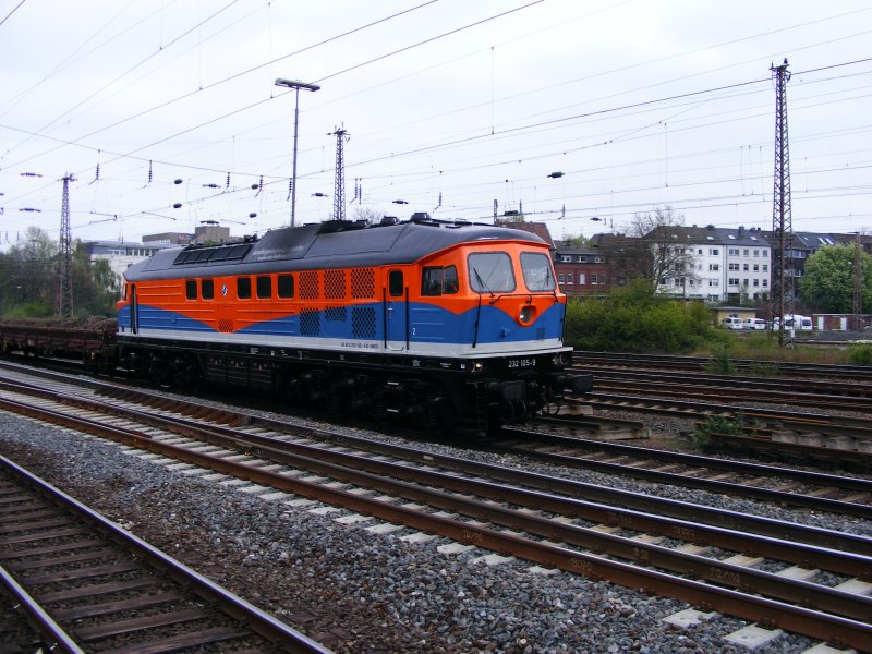 Eine Diesellok der Baureihe 232 der Nordbayerischen Eisenbahn bei der Fahrt durch den Essener Hauptbahnhof am 22. April 2008.