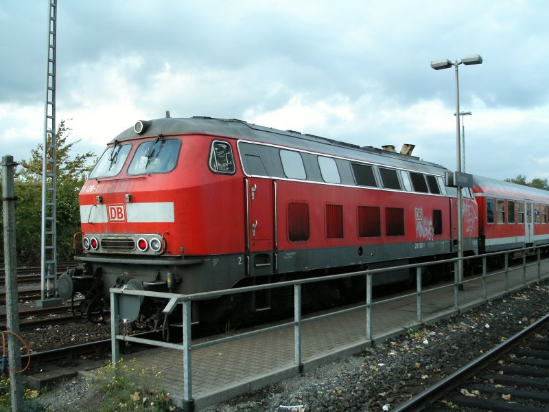Eine Diesellok der DB-Baureihe 218 im Bahnhof Dorsten mit einem Wendezug nach Borken am 14.10.2004.