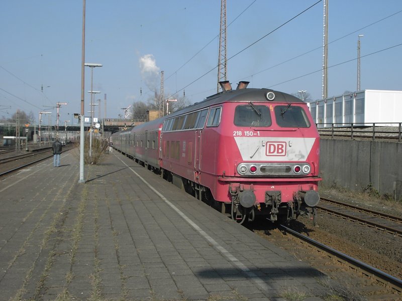 Eine Diesellok der DB-Baureihe 218 mit einem geschobenen Wendezug aus mondernisierten Silberlingen nach Borken oder Haltern im Bahnhof Gladbeck West am 15.03.2003.