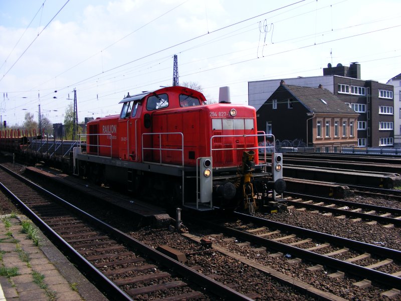 Eine Diesellok der DB-Baureihe 294 bei der Fahrt durch den Bahnhof Herne am 17. April 2008.