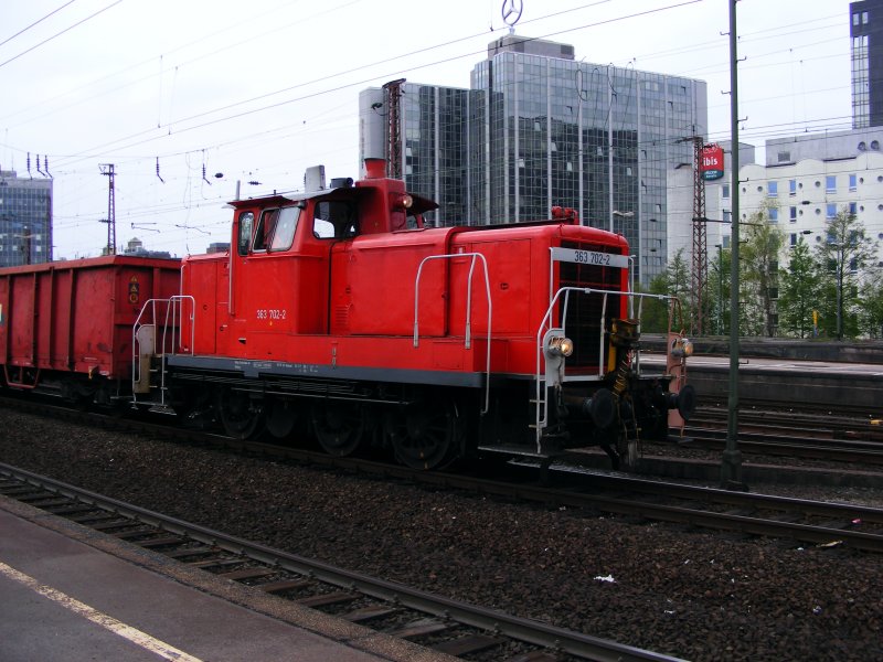 Eine Diesellok der DB-Baureihe 363 bei der Fahrt durch den Essener Hbf am 22. April 2008.