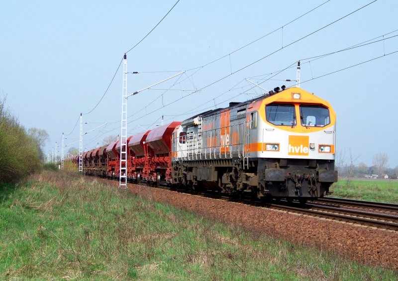 Eine Diesellok der Hvle kommt hier gleich in den Lbbenauer Bahnhof eingefahren. 08.04.2009