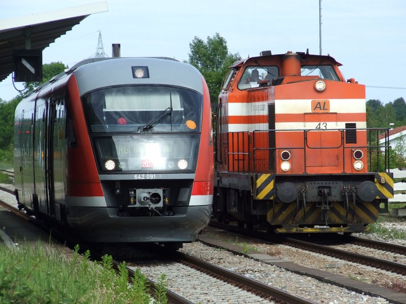 Eine Diesellokomotive der Augsburger Localbahn passiert einen VT 642, der gleich weiter in Richtung Augsburg fahren wird. (Kaufering 06.08.2009)