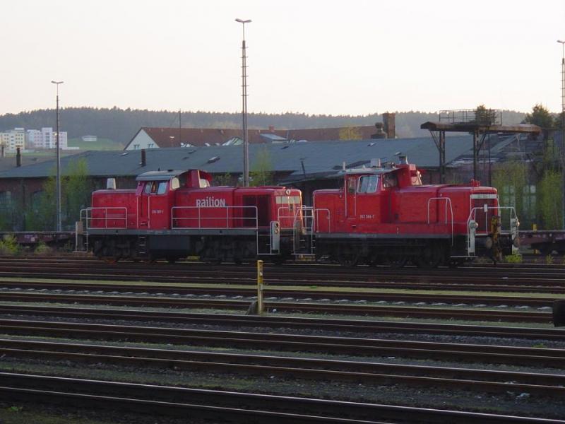 Eine Diesellokomotive der BR 294 zeiht am ABend des 22.4.05 eine BR 362 aus dem Weidener Bahnhof. Warum genau die BR 362 von einer anderen Lok weggefahren werden musste, ist unklar.