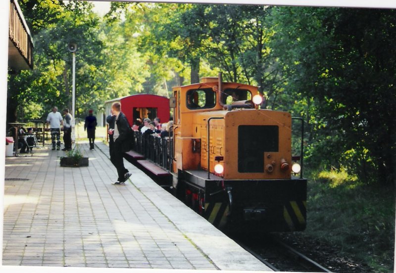Eine Dieselok der BPE im Bahnhof Eichgestell, kurz vor der Weiterfahrt zum Bahnhof Wuhlheide. August 2002