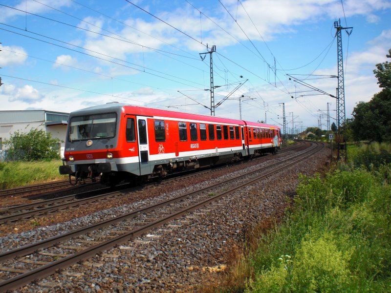 Eine Dieselregional Bahn mit einem Grafiti-schrift-zug am Hinteren Wagon. (29.05.2009, Obertraubling) 