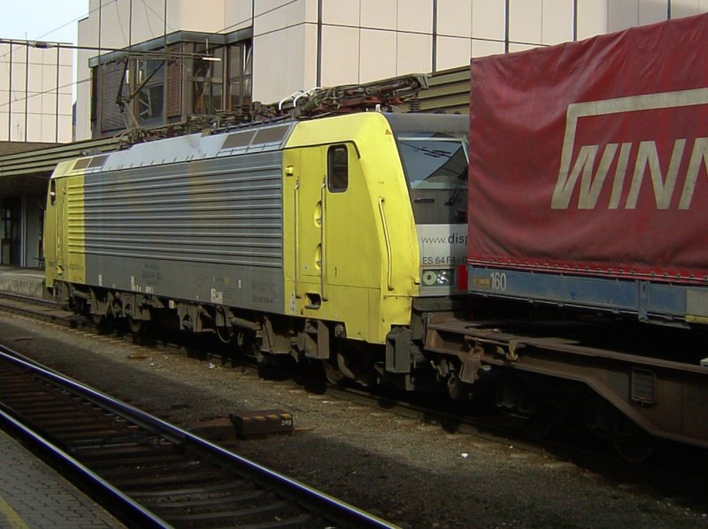 Eine Dispo 189 von Lokomotion am 05.02.2008 bei der Durchfahrt in Kufstein mit einem Winner Express. 