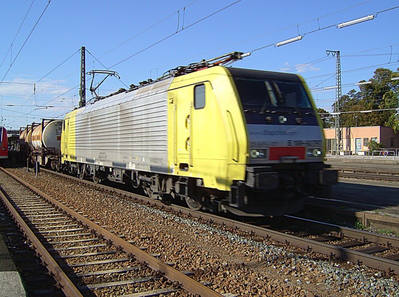 Eine Dispo 189er mit einem Containerzug am 29.09.2007 bei der durchfahrt in Rosenheim. 