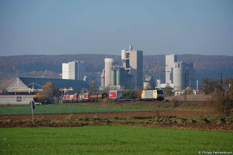 Eine Dispolok-189er bringt zur Mittagszeit des 25.10.08 einen Containerzug durchs Maintal in Richtung Wrzburg, aufgenommen sdlich von Karlstadt an der KBS 800.