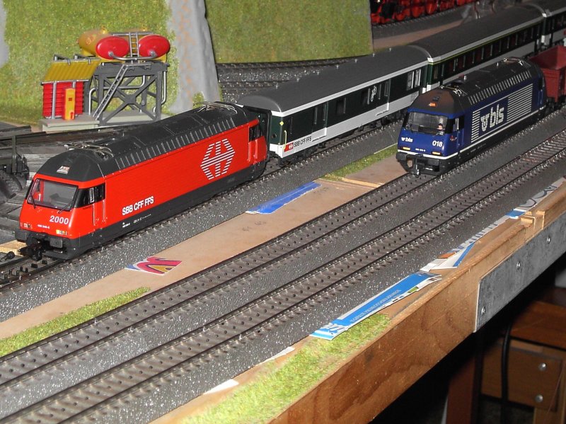 Eine Doppelausfahrt aus dem Bahnhof mit der Re 460 046 und der Re 465 018 