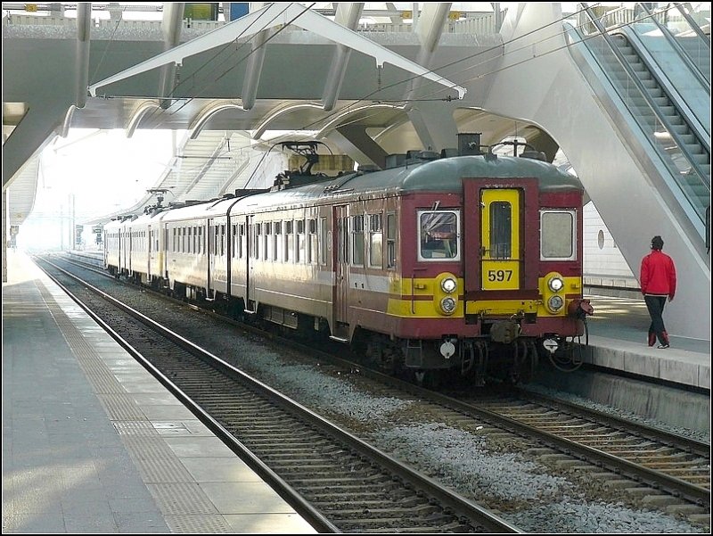 Eine Doppeleinheit AM 66 aufgenommen am 27.12.08 im Bahnhof Lige Guillemins bei der Abfahrt nach Herstal. (Hans)