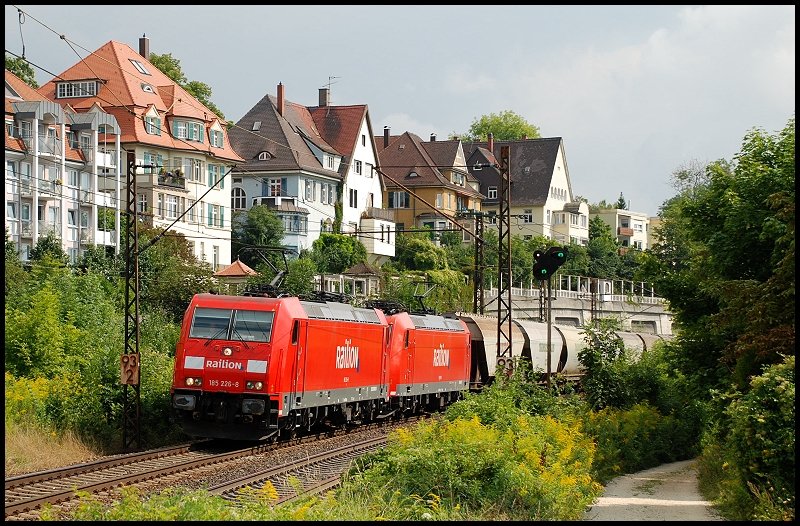 Eine Doppeleinheit der Baureihe 185 zieht einen Transcereales-Gterzug in Richtung Sden. Aufgenommen am 16.August 2008 kurz vor der Bahnhofseinfahrt in Ulm.
