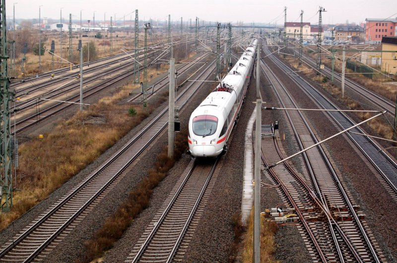Eine Doppeleinheit der Baureihe 411 durchf�hrt am 04.12.08 Bitterfeld in Richtung Leipzig. Momentan sind nur 411er einzeln oder als Doppel unterwegs; jedenfalls habe ich keinen 415 bisher sichten k�nnen!