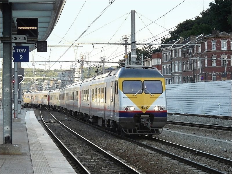 Eine Doppeleinheit der BR 80 fhrt in der Abendsonne des 28.06.08 in den Bahnhof Lige Guillemins ein. (Jeanny)