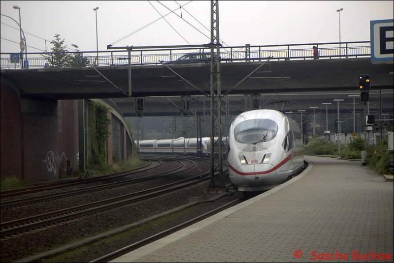 Eine Doppeleinheit ICE 3 bei der Einfahrt in Hamburg-Harburg im Sommer 2002. Der ICE ist auf dem Weg von Mnchen nach Hamburg-Altona.