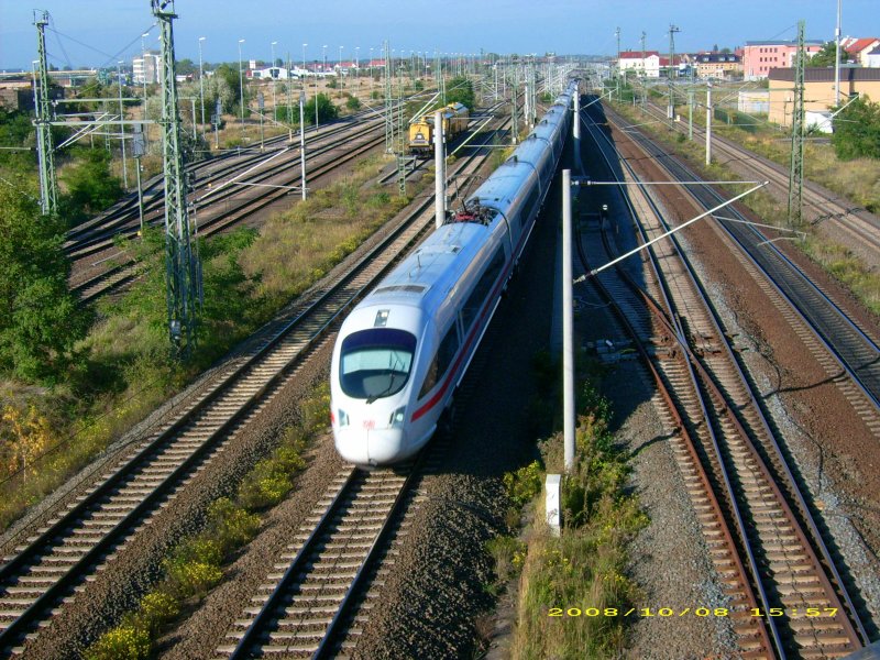 Eine Doppeleinheit ICE-T(vorn BR 411) rauscht am 08.10.08 durch Bitterfeld und ihrem Zielbahnhof Leipzig Hbf entgegen.