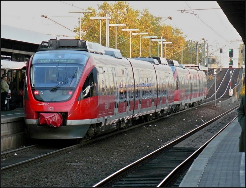 Eine Doppeleinheit Talent 644 als RB 25 nach Marienheide hat sich am Abend des 08.11.08 in Bewegung gesetzt, um die Rampe im Bahnhof Kln Messe/Deutz in Angriff zu nehmen. (Hans) 