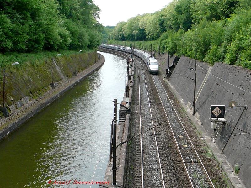 Eine Doppeleinheit vom Typ TGV-Reseau fhrt als TGV2496 am Einschnitt westlich des Arzviller Tunnels von Strasbourg nach Paris.
Auch im Frhsommer 2007 gab es schon einzelne TGV-Kurse auf der Altbaustrecke, damit auch Strasbourg schon von TGVs erreicht wurde. Auf der Vogesenstrecke werden die TGV-Est aber noch fr Jahre weiter fahren, bis die geplante Neubaustrecke mit Vogesenbasistunnel realisiert wird.

13.05.2007 Arzviller-Tunnel

